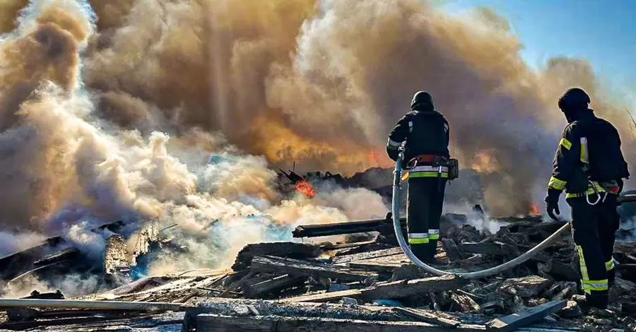 Росія завдала авіаудару по Харківщині - є поранені, рятувальники шукають людей під завалами   