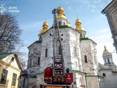 В киевской Лавре на куполе храма завалился крест - спасателям пришлось демонтировать 