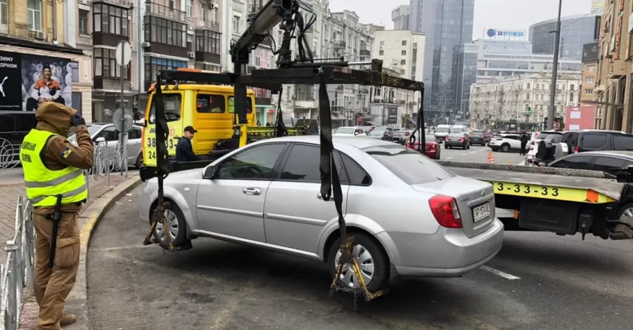 В Киеве во время воздушной тревоги не будут эвакуировать частные авто