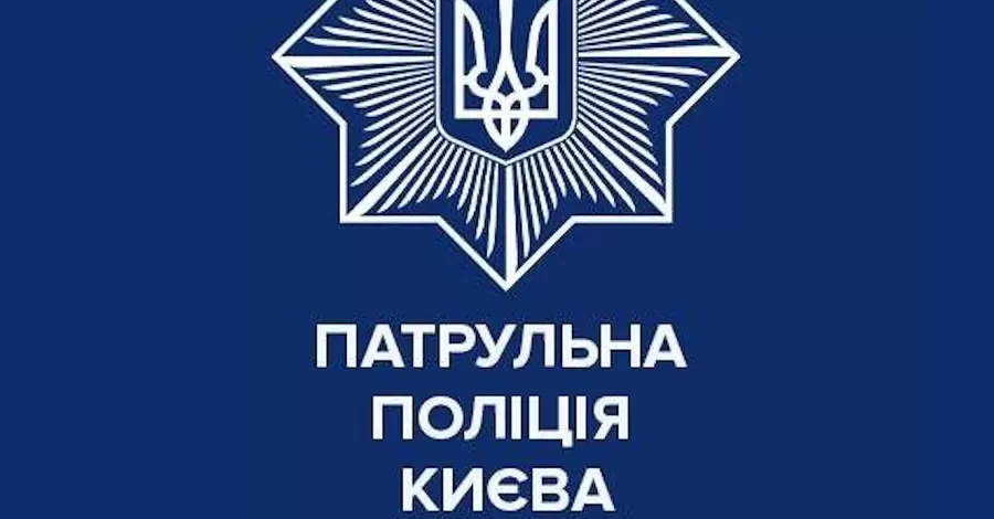 Полиция Киева разыскивает водителя, который протащил патрульного на дверях авто