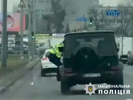 В Киеве задержали водителя Mercedes, провезшего патрульного на двери авто