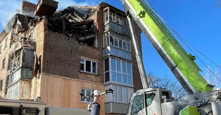 У Чернігові рятувальники допомогли мешканцям винести із пошкодженого будинку 20 котів