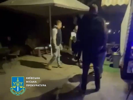 У Києві двоє чоловіків побили військового через борг - їх затримали 