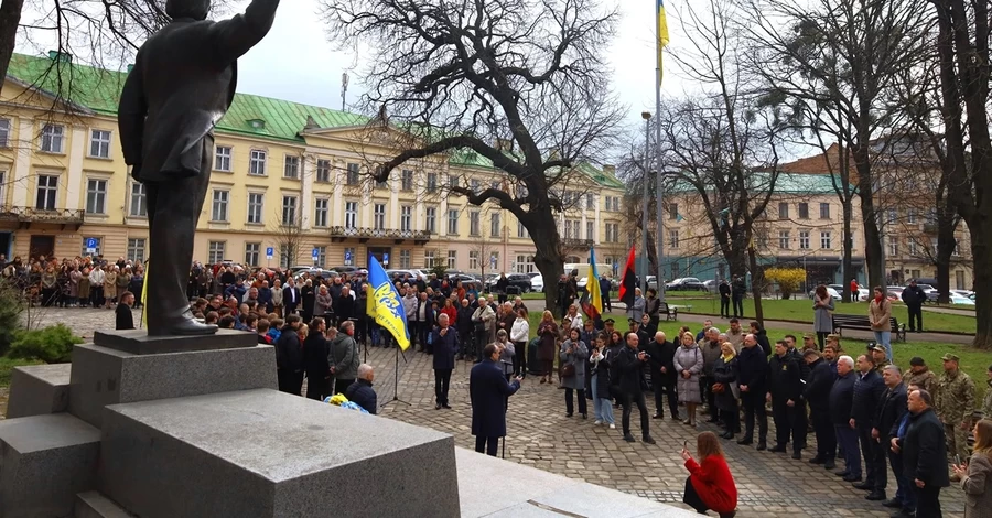 Представники ГО та містяни вшанували у Львові пам’ять В’ячеслава Чорновола