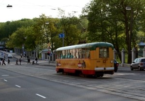 Трамвай с пассажирами расстреляли из пистолета 