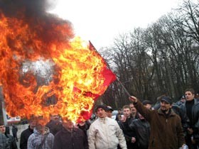 В честь юбилея Тягнибока сожгли три красных флага 