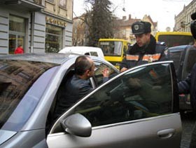 Львовяне боятся ездить на своих автомобилях  