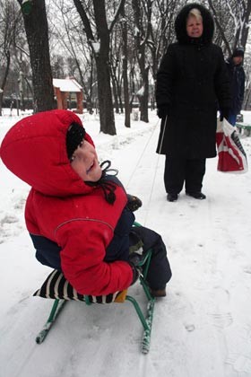 Снег на улицах убирают даже ночью 