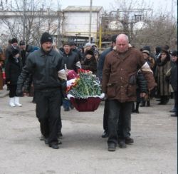 В Евпатории хоронят погибших под обломками дома 