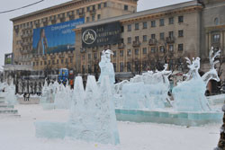 Ледяным оленям на площади уже отбивали рога 