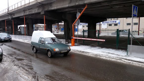 Под мостами снова появляются парковки 