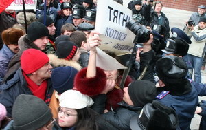 Милиционеров на митинге забросали яйцами  