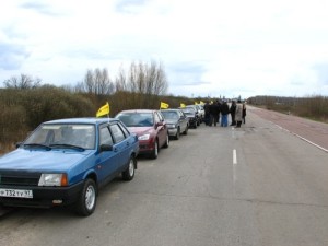 Колонна старых машин разъезжает по городу на красный свет и сигналит  