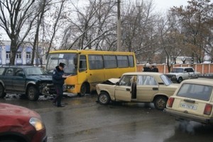 Две легковушки врезались в автобус ФОТО