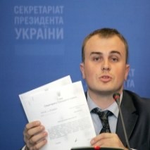 У Ющенко обиделись, что Тимошенко никак не урежет зарплату ни себе, ни президенту 