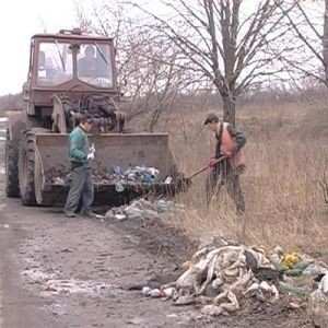 Коммунальщики принялись убирать мусор вдоль дорог  