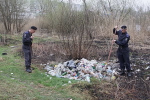 Военные помогли подготовить парки к пасхальным праздникам 