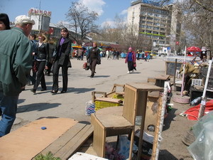 В Симферополе депутат расстрелял стихийный рынок 