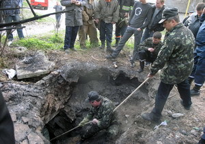 Спасатели 15 часов искали провалившихся в коллектор 