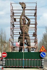 Главный городской памятник будет светиться  ФОТО