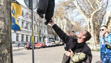 В Одессе в защиту Сакварелидзе осадили прокуратуру и повесили чучело