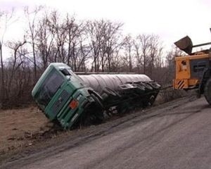 Перевернулась автоцистерна с 20 тоннами машинного масла  