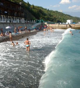 Спасатели не успевают вытаскивать утопленников из Азовского моря 