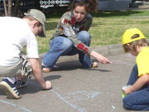 В свой праздник дети будут рисовать на асфальте и кататься бесплатно 