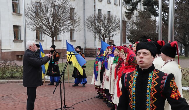 Сегодня в День единения, в центре Чернигова собрались небезразличные горожане, ветераны, представители органов власти и общественности. В ходе мероприятия торжественно подняли Государственное Знамя Украины и исполнили Государственный Гимн. Фото: пресс-служба