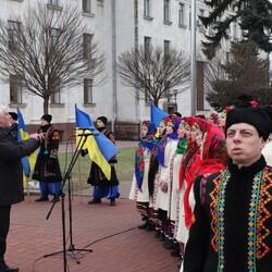 Сьогодні у День єднання, на Красній площі у центрі Чернігова зібралися небайдужі містяни, ветерани, представники органів влади та громадськості. У ході заходу урочисто підняли Державний Прапор України та виконали Державний Гімн. Фото: пресс-служба