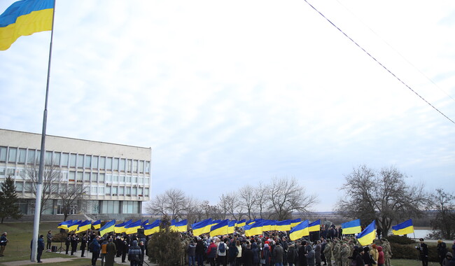 В Херсоне представители областных и городских властей, военнослужащие, волонтеры, молодежь, общественные активисты и небезразличные жители Херсона собрались возле областной библиотеки А. Гончара, чтобы продемонстрировать всему миру единство и несокрушимость нации. Фото: пресс-служба