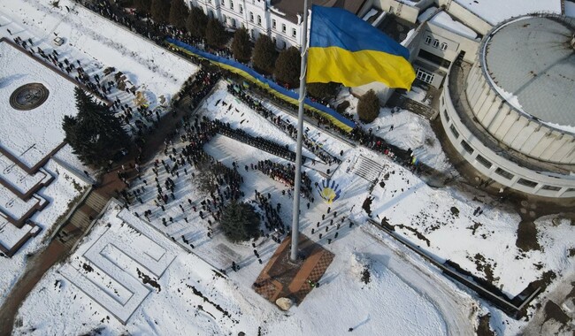 Прикордонна Сумська область в унісон з усією Україною підняла Державний прапор, як символ консолідації українського суспільства. Фото: пресс-служба