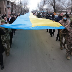 В День єднання на Луганщині розгорнули 200-метровий Прапор України. Фото: пресс-служба