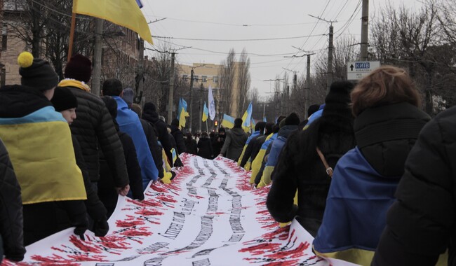 У Кропивницькому, крім прапора, пронесли ще й довгу вишиванку. Фото: пресс-служба