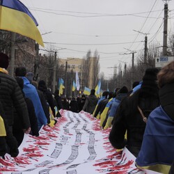 У Кропивницькому, крім прапора, пронесли ще й довгу вишиванку. Фото: пресс-служба