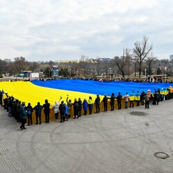 У Запоріжжі розгорнули 50-метровий прапор України. Фото: пресс-служба