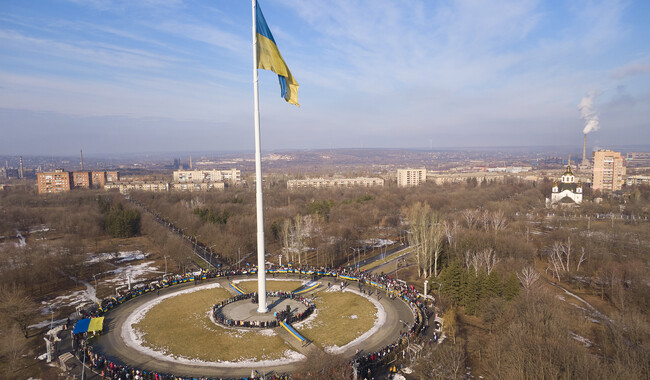 Обласний флешмоб «Коло єднання» пройшов у Краматорську біля найбільшого на Донеччині прапору. Фото: пресс-служба