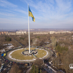 Обласний флешмоб «Коло єднання» пройшов у Краматорську біля найбільшого на Донеччині прапору. Фото: пресс-служба