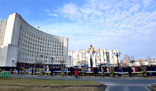 На Київському майдані Луцька відбулося розгортання 200-метрового прапора України та підняття, одночасно з усією країною, найвищого Державного Прапора області. Фото: пресс-служба