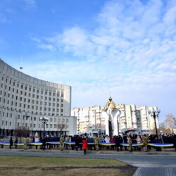 На Київському майдані Луцька відбулося розгортання 200-метрового прапора України та підняття, одночасно з усією країною, найвищого Державного Прапора області. Фото: пресс-служба