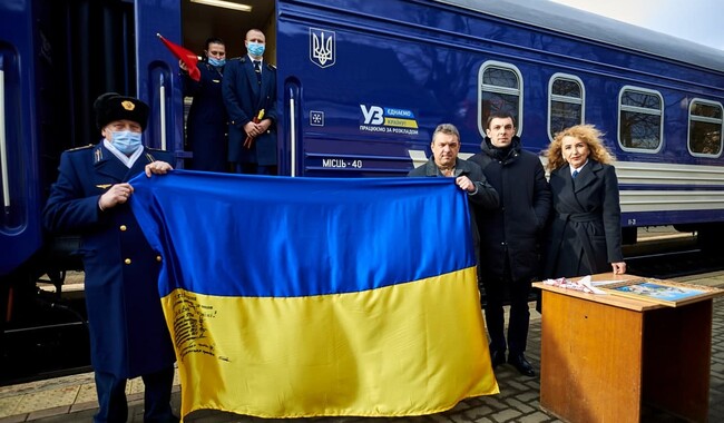 Сегодня в честь Дня единения запустили уникальный рейс от Запада к Востоку страны. "Поезд единства" провезет государственный флаг через 12 областей Украины, который на каждой из остановок смогут подписать все желающие. Рейс стартовал из Рахова и уже завтра прибудет в Мариуполь. Фото: пресс-служба