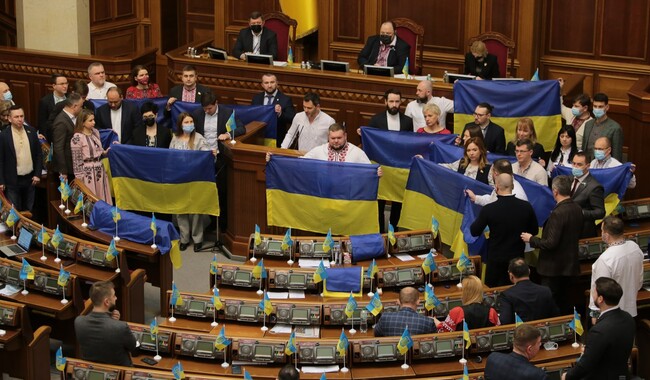 Свято відзначили і у Верховній Раді. Деякі парламентарі прийшли на засідання ВРУ у вишиванках. Також біля трибуни розтягли український прапор. Фото: Прядко Денис / УНІАН