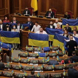 Свято відзначили і у Верховній Раді. Деякі парламентарі прийшли на засідання ВРУ у вишиванках. Також біля трибуни розтягли український прапор. Фото: Прядко Денис / УНІАН