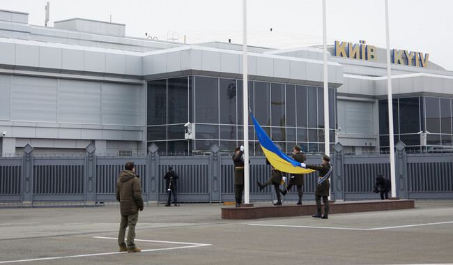 Президент Володимир Зеленський взяв участь в урочистій церемонії підняття Державного прапора України. Фото: president.gov.ua