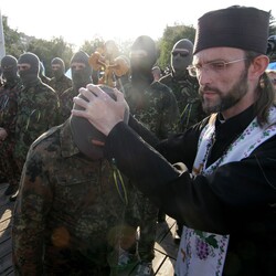 Благословення священиком наших бійців. Фото: facebook.com / Сергій Ваганов