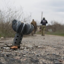 Хвостовики мін, що застрягли в асфальті, стали вже звичним явищем. Фото: facebook.com / Сергій Ваганов