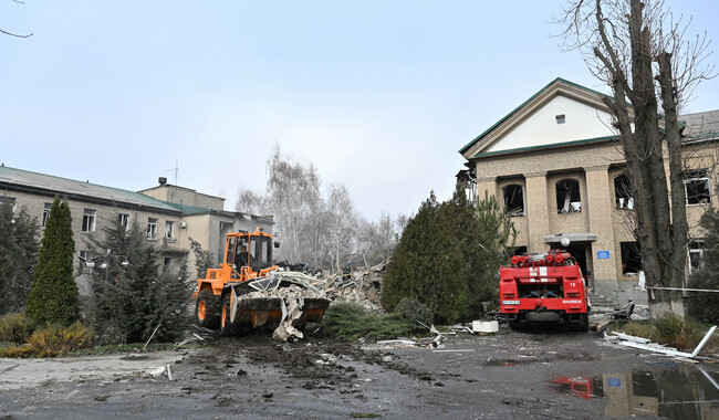 Последствия обстрела роддома в Вольнянске Запорожской области. Фото: REUTERS