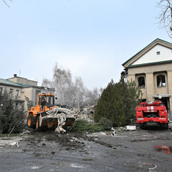 Последствия обстрела роддома в Вольнянске Запорожской области. Фото: REUTERS