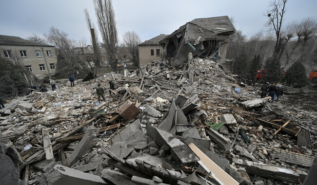 Последствия обстрела роддома в Вольнянске Запорожской области. Фото: REUTERS