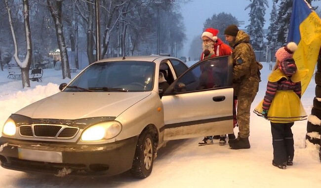 Необычные повестки на блокпосту в Глухове. Фото: Суспільне Суми